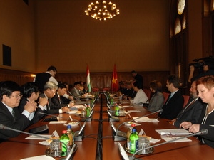 Венгрия высоко оценивает позицию Вьетнама в регионе и мире