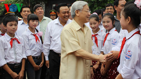 Генсек ЦК КПВ Нгуен Фу Чонг совершил рабочую поездку в провинцию Бакзянг