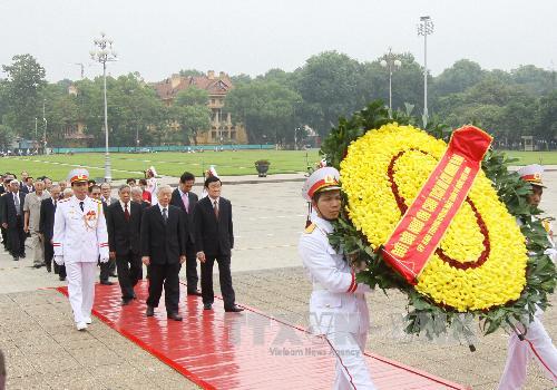 Руководители Вьетнама посетили Мавзолей президента Хо Ши Мина