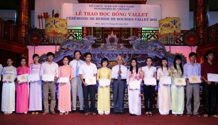 В городе Хюэ вручены 214 стипендий «Валлет» отличникам