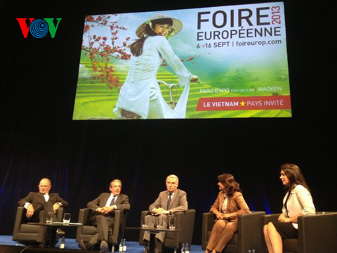 Премьер-министр Франции принял участие в открытии павильона вьетнамских товаров