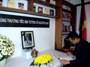 В посольствах Вьетнама состоялись церемонии прощания с генералом Во Нгуен Зяпом