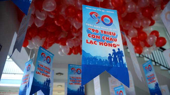 Шествие, посвященное рождению 90-миллионого гражданина Вьетнама