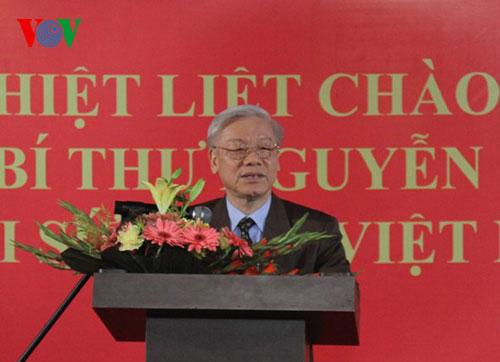 Генсек ЦК КПВ Нгуен Фу Чонг встретился с сотрудниками Посольства СРВ в Индии