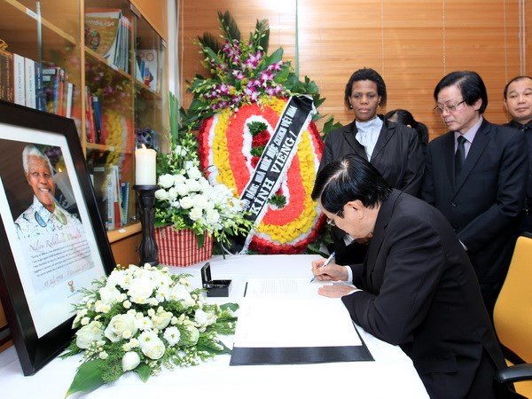 Президент СРВ почтил память Нельсона Манделы в посольстве ЮАР в Ханое