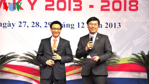 Вице-премьер СРВ Ву Дык Дам и министры провели диалог со студентами