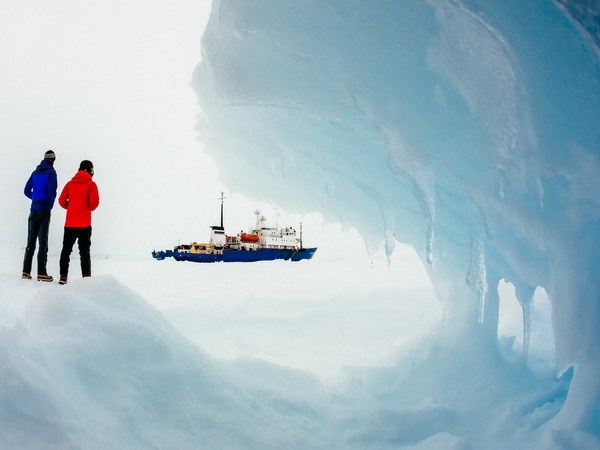 Началась операция по спасению российского исследовательского судна