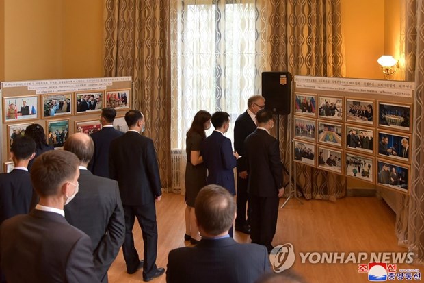Замглавы МИД КНДР посетил выставку фотографий в посольстве России
