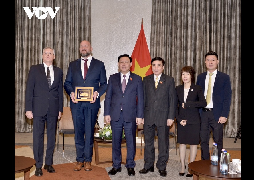 Председатель Нацсобрания СРВ Выонг Динь Хюэ принял руководителей некоторых венгерских предприятий