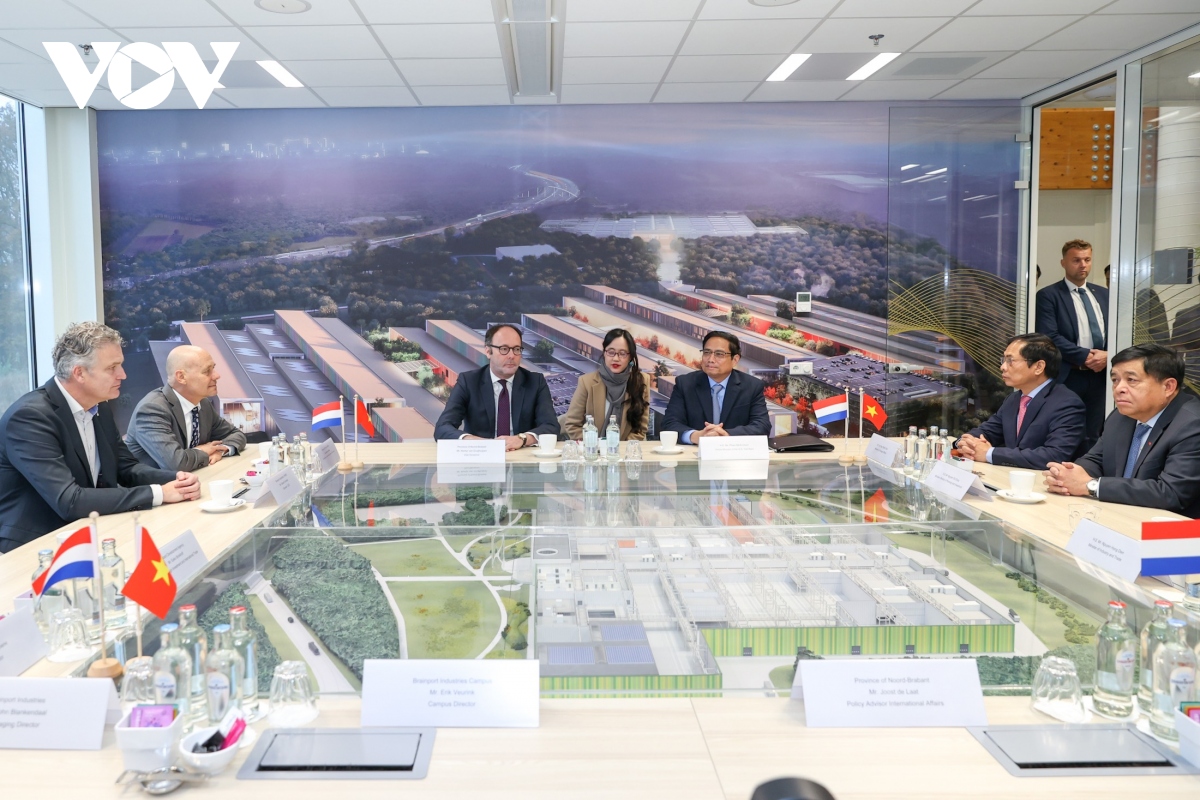 Премьер-министр Фам Минь Тинь посетил Центр высоких технологий Brainport, провел встречи с рядом голландских высокотехнологичных корпораций