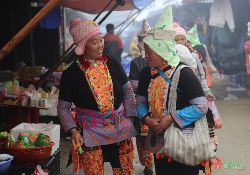 ផ្សារ Sì Lở Lầu - ទីកន្លែងជួបប្រាស្រ័យវប្បធម៌នៅតំបន់ព្រំដែនខេត្តឡាយចូវ