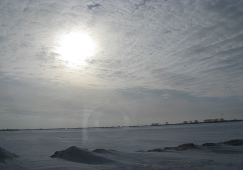 Vượt băng giá để đến chùa. Ảnh: Đỗ Thị Hoa Lý