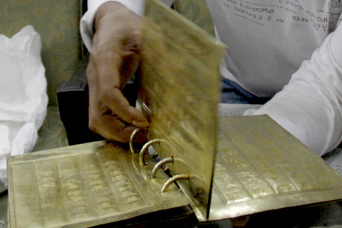 Cuốn sách có 5 tờ, 10 trang với kích thước 14 x 23 cm được đúc từ vàng và bạc. Với trọng lượng hơn 2 kg, cuốn sách có giá trị khá lớn về vật chất. Tuy nhiên, theo chủ nhân cuốn sách- nhà sưu tầm cổ vật Cao Xuân Trường, giá trị tinh thần mới đáng trân trọng.