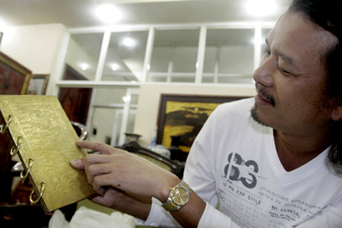 Anh Trường cho biết, để đấu giá thành công cuốn sách mang về Việt Nam, anh đã lặn lội từ Canada sang Pháp không dưới 10 lần. Mãi đến năm 2010, trong một cuộc đấu giá, với số tiền trả cho cuốn sách là 72.750 euro (hơn 2 tỷ đồng), anh mới chiến thắng và được sở hữu kim thư.