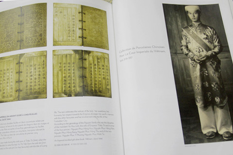 Hình ảnh cuốn sách vàng (trái) và đức vua Thiệu Trị (phải) trên poster đấu giá.