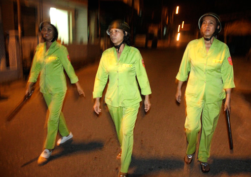 Mỗi tối, đội dân phòng lại phân công nhau đi tuần tra. Có đêm, các chị đi bộ cả gần chục km quanh phường. Ảnh: Nguyễn Đông