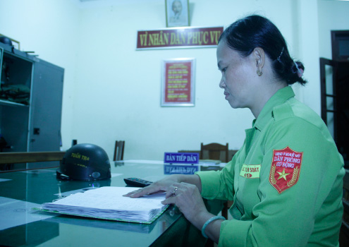 Tối đến, thành viên của đội luôn túc trực đường dây nóng để sẵn sàng có mặt tại hiện trường. Ảnh: Nguyễn Đông