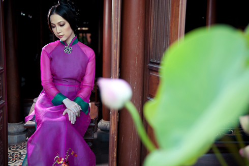 Từ nét mặt, cử chỉ đến ánh mắt của Linh Nga đều toát lên sự đoan trang, quý phái.