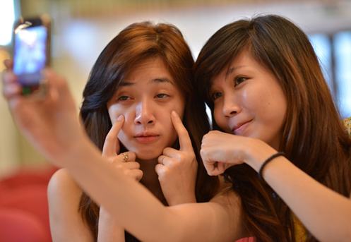 Hà Mjn và Mery cùng làm mặt xấu.