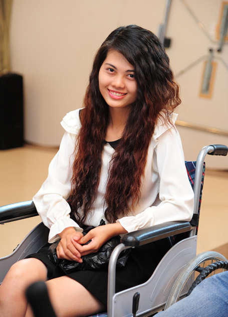 Thanh Hoài phải ngồi xe lăn vì vết thương ở chân của cô bị chảy máu. Dù vậy, khuôn mặt người đẹp không lúc nào thiếu vắng nụ cười.