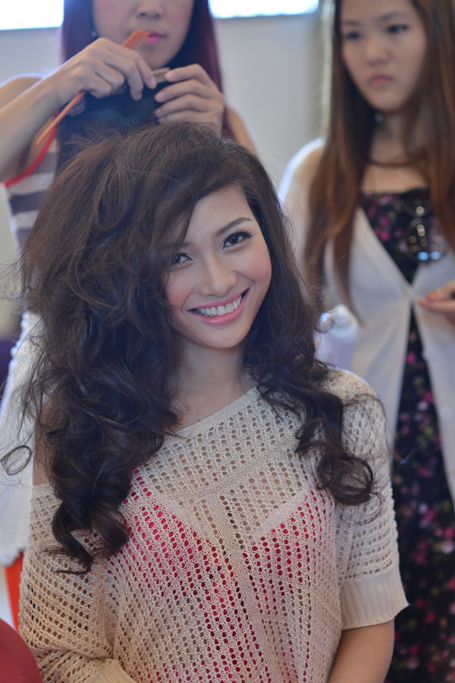 Người đẹp ưng ý kiểu tóc uốn xoăn tự nhiên và nữ tính này.