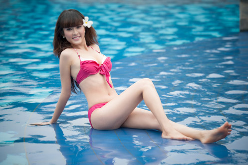 - Cẩm Nhã: sinh năm 1990, cao 1m70, nặng 50 kg, số đo ba vòng 86-64-93. Ê kíp: nhiếp ảnh Quốc Huy, stylist Nguyễn Thiện Khiêm, make up Hạ My.