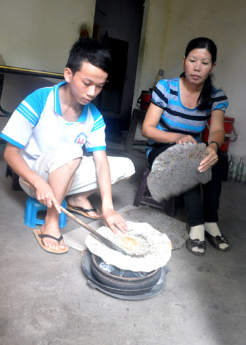 Tiên phụ giúp dì nướng bánh tráng để bán cho bà con lối xóm, cải thiện thêm thu nhập sống qua ngày. Ảnh: Trí Tín.