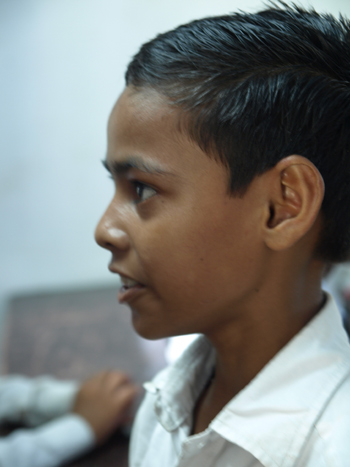 Dilip, cậu bé 11 tuổi học giỏi nhất lớp 5 trường Trung học chuyên nghiệp tình thương do Phật tử Việt Nam xây dựng ở làng Bhojwan, Bodhgaya, Ấn Độ. Ảnh: Phan Anh.