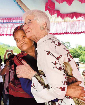 Hai người mẹ Việt - Mỹ ôm nhau trong niềm cảm thông nỗi đau mất con trong chiến tranh Việt Nam.