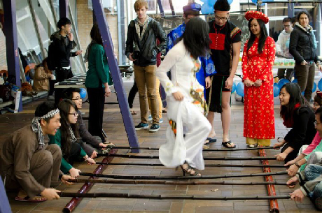 Lần đầu khoác lên mình chiếc áo bà ba Nam bộ.