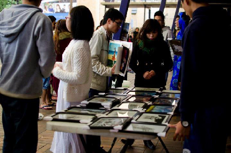 Những bức ảnh gây quỹ được bày bán.