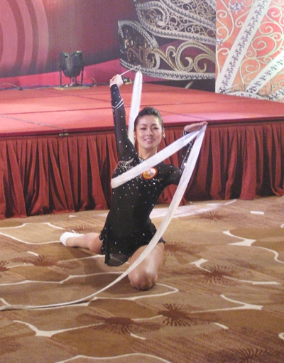 Dương Tú Anh, SBD 828, cao 1,72m, số đo 3 vòng 87 - 63 -91