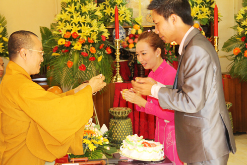 Nghi thức lễ cưới trang trọng được tổ chức nơi cửa Phật. Ảnh: TT.