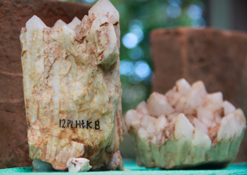 Tất cả các hiện vật đều được đánh ký hiệu. Đáng chú ý là những viên đá thạch anh có cạnh sắc nhọn, mặt dưới gần như bằng phẳng.