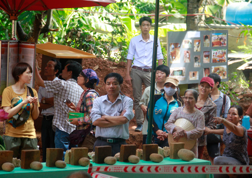 Đoàn khảo cổ đã cho trưng bày những hiện vật vừa tìm thấy ở hố trung tâm của tháp, gồm đá cuội tròn, đá thách anh và gạch còn nguyên vẹn.