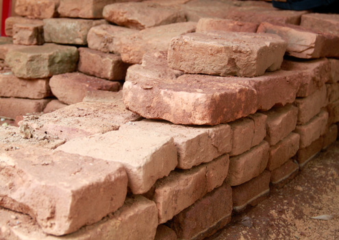 Cùng nhiều viên gạch tìm thấy được xếp gọn.