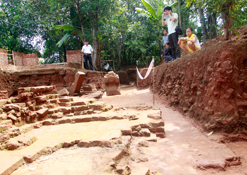 Vào tháng 4/2011, đoàn khai quật 5 hố với diện tích khoảng 206m2 đã phát hiện được tháp cổng và bắt đầu lộ một phần của tháp chính. Sau đó, đoàn đã tiếp tục khai quật thêm 4 hố khác với diện tích khoảng 300m2. Việc khai quật gặp phải khó khăn do di tích nằm xen lẫn với khu dân cư, nhiều bộ phận liên quan đến di tích đang còn nằm dưới nền móng nhà của người dân