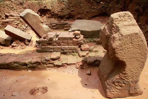 Bước đầu của cuộc khai quật đã cho thấy kết quả là nền móng được dự đoán là cổng của khu đền tháp cùng nhiều hiện vật kiến trúc còn gần như nguyên vẹn.