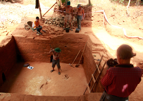 Toàn cảnh hố trung tâm vừa được khai quật. Ông Nguyễn Chiều, giảng viên Khảo cổ học khoa Lịch sử (ĐH KHXH&NV - ĐH Quốc gia Hà Nội), phụ trách công tác khai quật cho biết, quá trình khai quật đã làm lộ rõ và chính xác toàn bộ quy mô và cấu trúc chân móng của một tòa tháp Chăm rất lớn. Chân móng có hình chữ Thập. Từ cửa Đông đến cửa Tây có chiều dài 23,15m, từ cửa Bắc đến cửa Nam có chiều dài 19,3m. Từ móng tường Đông đến móng tường Tây dài 15,85m; từ móng tường Bắc đến móng tường Nam dài 16,15m.