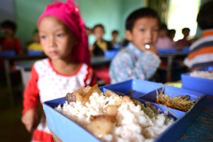 Các bé ngồi ngay ngắn trong lớp chờ bữa cơm trưa.