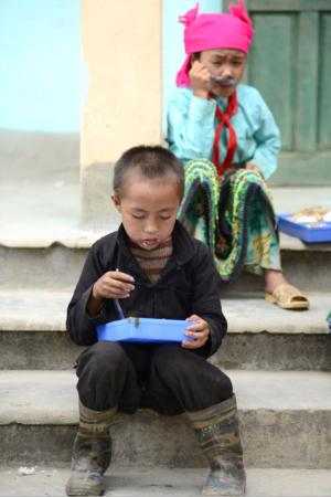 Thưởng thức bữa cơm ngày khai trường một cách từ tốn.