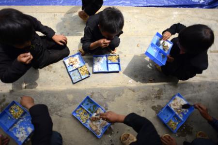 Mấy cậu bé Mông đã ăn sạch suất ăn một cách ngon lành.