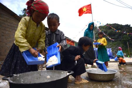 Đổ cơm thừa vào đúng nơi quy định để nhà trường tăng gia.