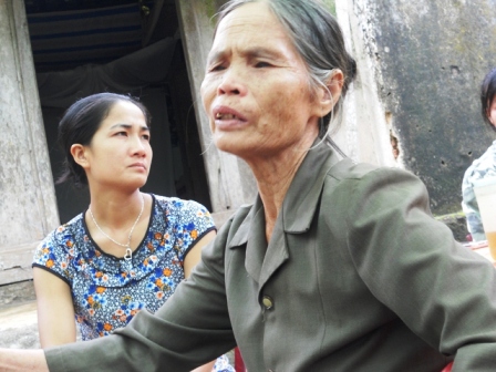 Bà Lê Thị Miên đau đớn không biết sẽ cùng cháu sống những ngày tiếp theo ra sao.