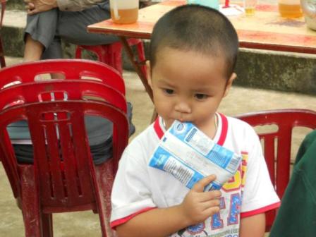  Tuấn Anh còn quá nhỏ để hiểu từ đây cháu sẽ mồ côi cả cha lẫn mẹ.