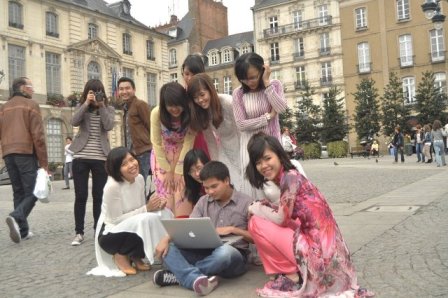 Cùng xem lại những tấm hình trong tà áo dài duyên dáng