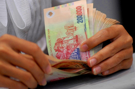 Trên thị trường bắt đầu xuất hiện tiền polymer mệnh giá 200.000 đồng giống như thật. Ảnh: Hoàng Hà.