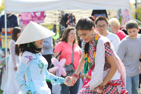 Một người bạn quốc tế tham gia tiết mục văn nghệ của Du học sinh Việt Nam