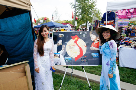 Và hãnh diện giới thiệu với bạn bè quốc tế về dải đất hình chữ S