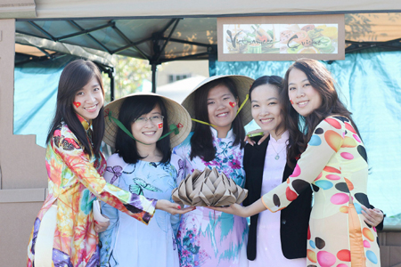 Thiếu nữ Việt duyên dáng trên đất Mỹ